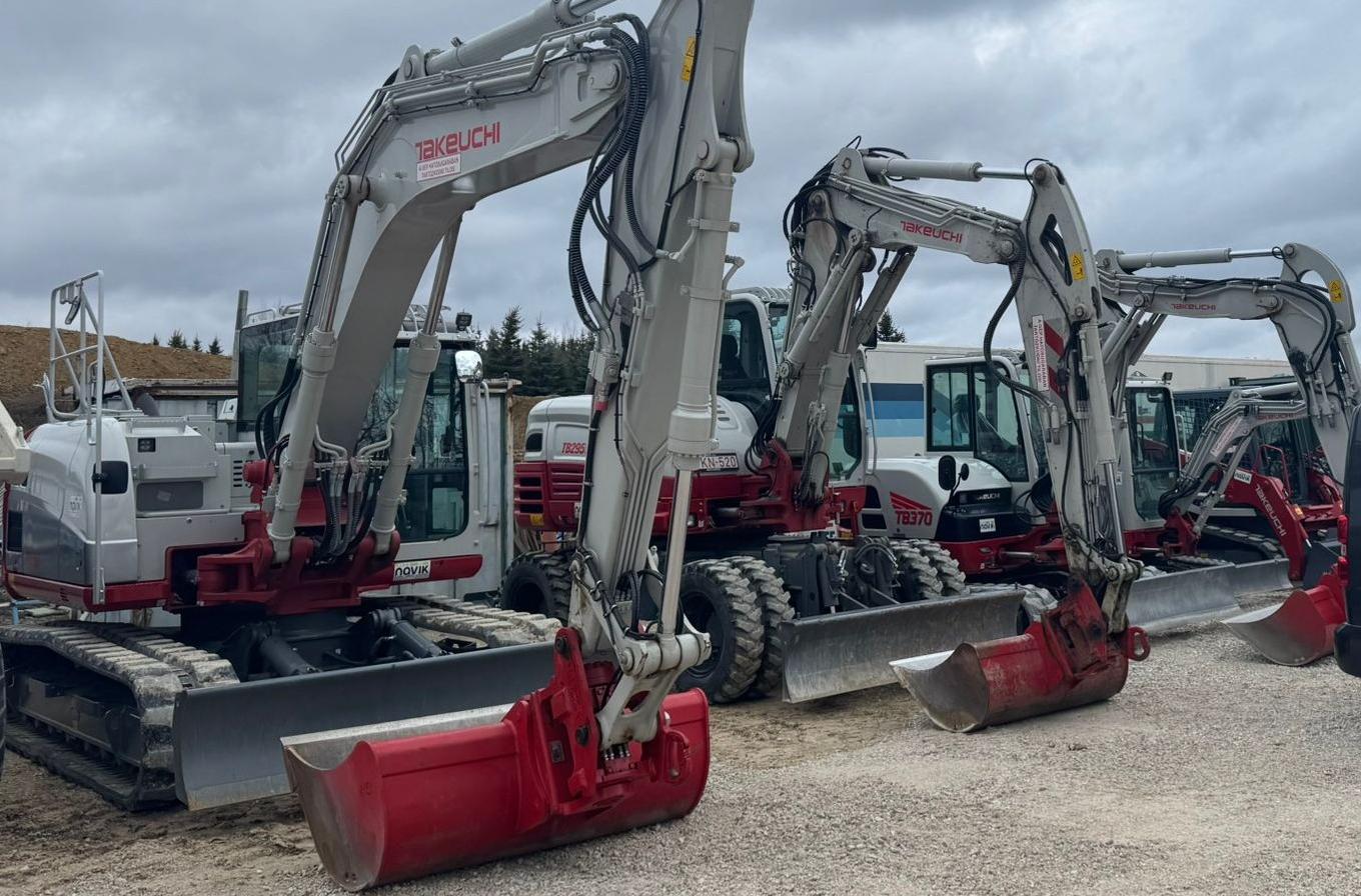 Excavators from the Unofix machinery fleet