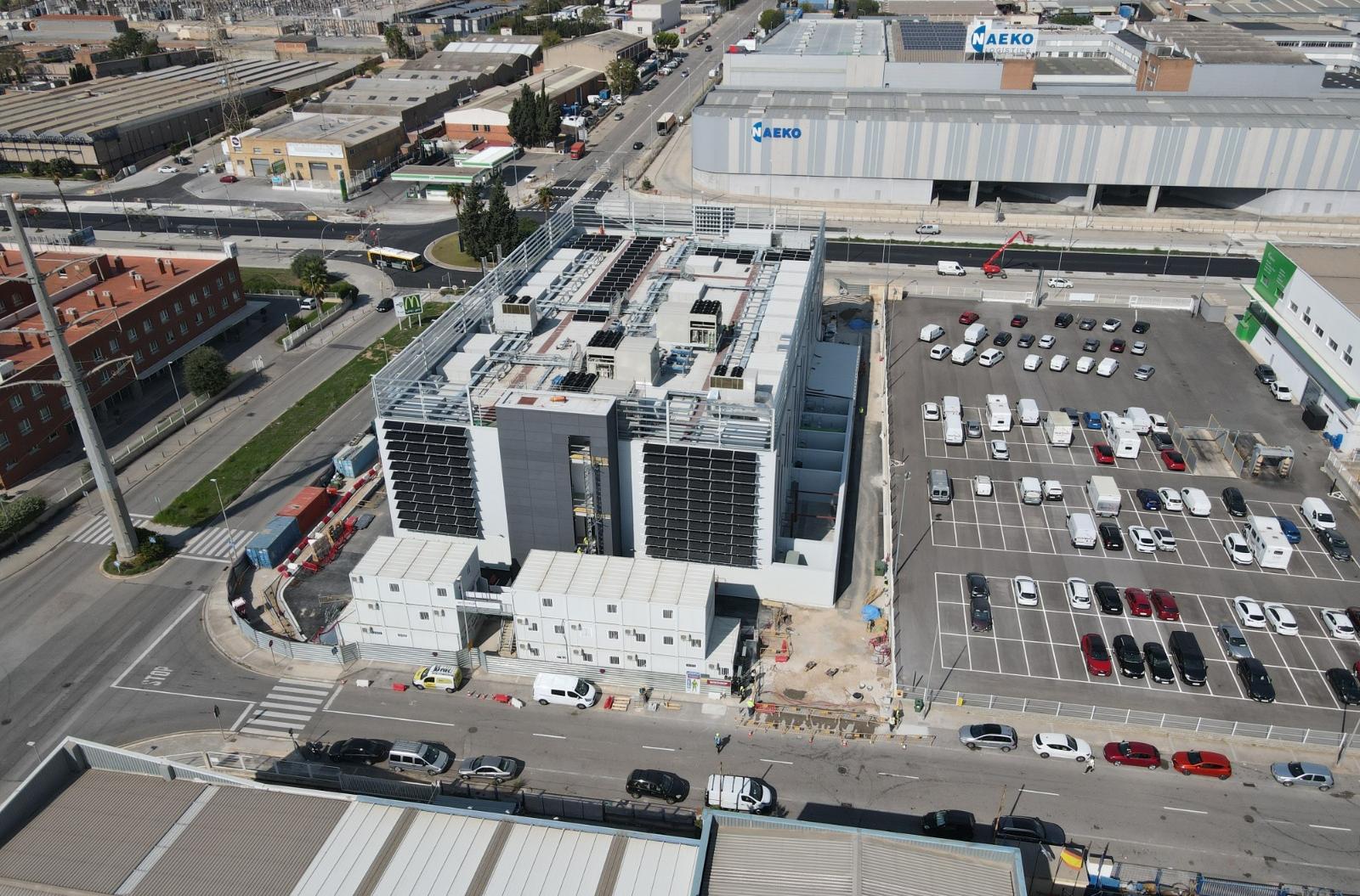 MILTON KEYNES HOSPITAL — Cladding and glazing works delivered on a live hospital campus.